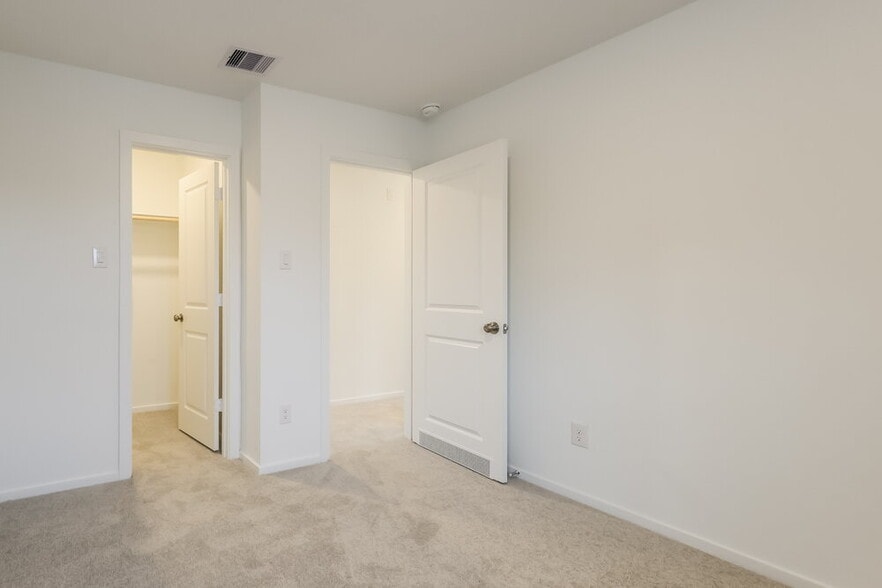 Building Photo - 605 Craven St