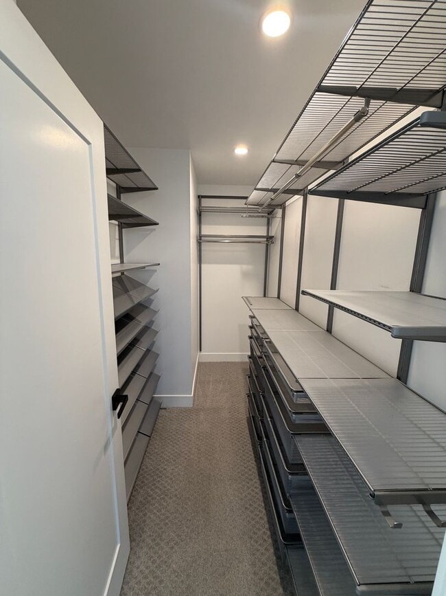 Building Photo - Gorgeous Sunnyside 4 bedroom home with rooftop patio