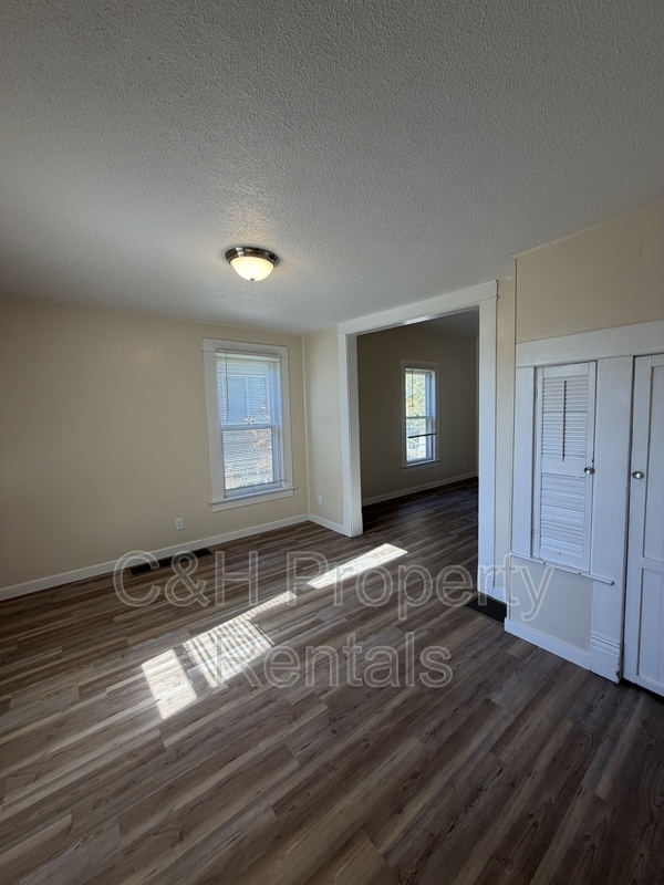 Building Photo - 32 Custer Ave