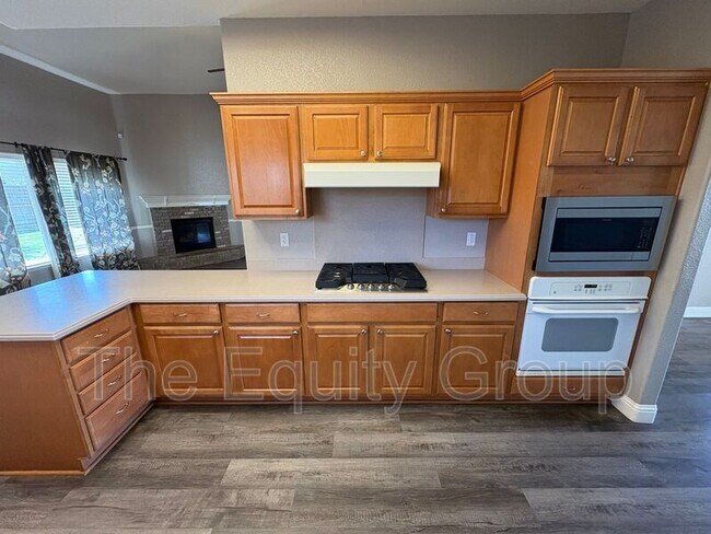 Building Photo - 6227 W Oak Ave