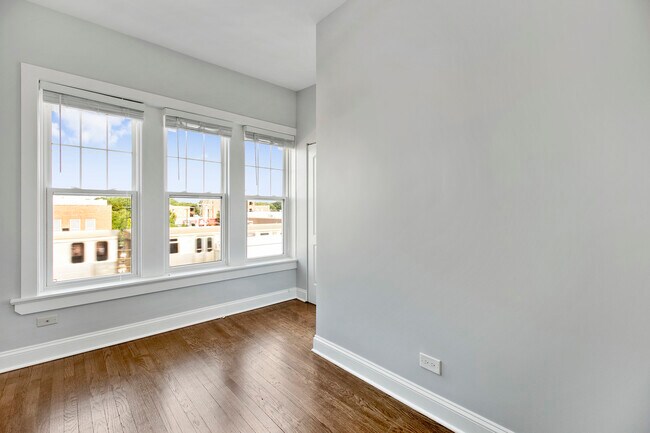 Building Photo - 1110 W Glenlake Ave