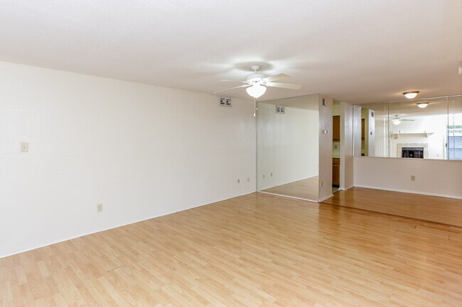 Building Photo - 9797 Leawood Blvd