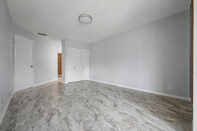 Building Photo - 3386 Lucerne Park Dr