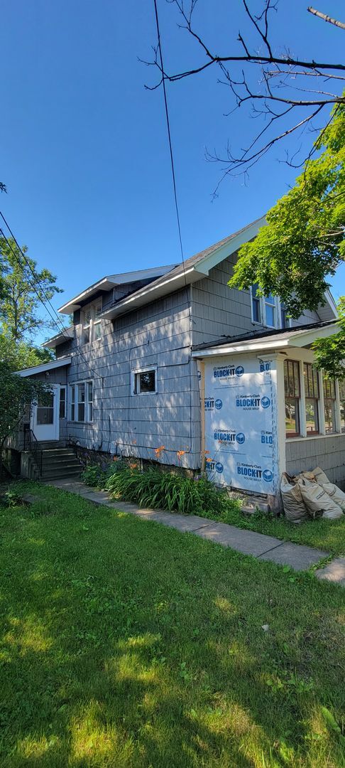 Building Photo - AVAILABLE JUNE 1ST - 2 Bed/ 1 Bath w/ Great Yard!