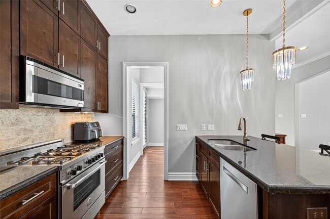 Building Photo - 1231 W 24th St