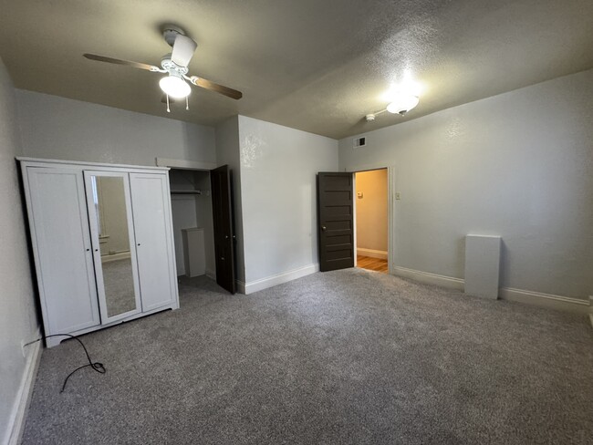 Building Photo - Spacious Top Floor Corner Unit One Bedroom...