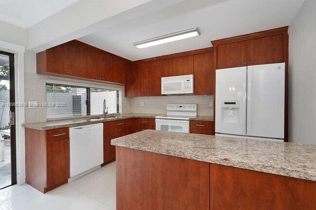 Building Photo - 4732 SW 67th Ave