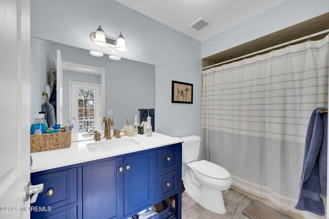 Building Photo - 33 S Pointe Cir