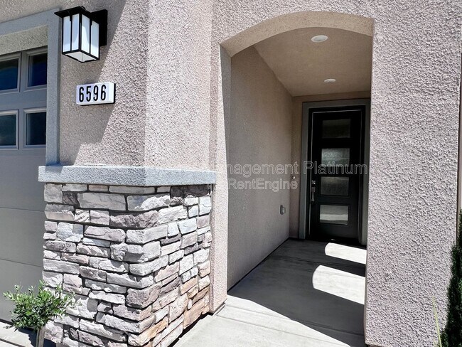 Building Photo - 6596 E Cresthaven Dr