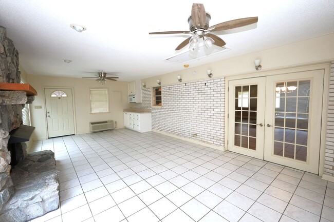 Building Photo - 3101 Wallace Dr
