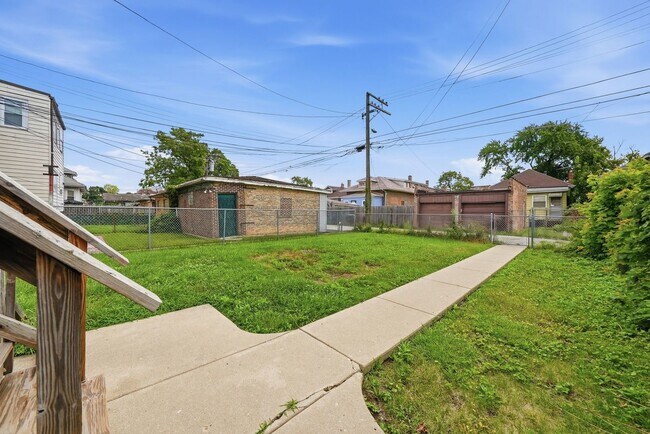 Building Photo - 8041 S Laflin St
