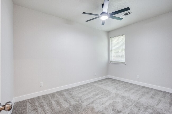Building Photo - 3948 Overlake Dr