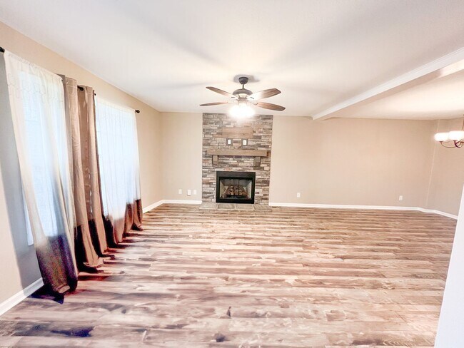 Building Photo - 4 Bedroom 3 Bathroom Home
