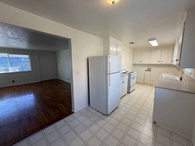 Building Photo - 210 Sunnyside Dr