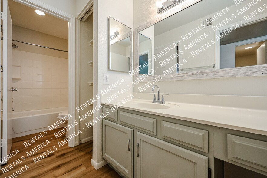 Building Photo - 2146 W Isabella Ave