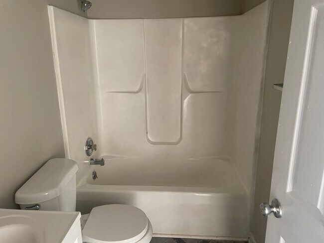 Building Photo - 2 BR 1 BA Duplex