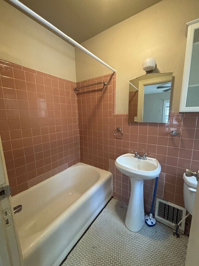Building Photo - 3 Bedroom, 3 Bathroom Home Available  2-Car Garage & Spacious Living Near WSU.