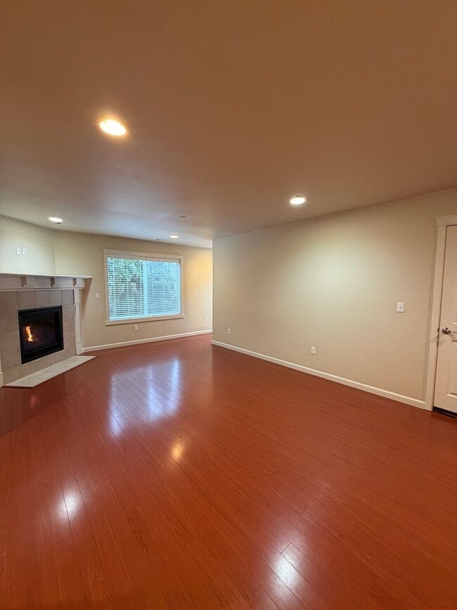 Building Photo - 1204 Burnside Pl