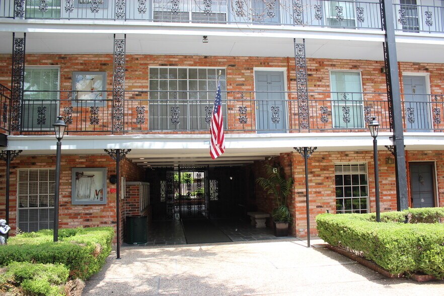 Building Photo - 8401 N New Braunfels Ave