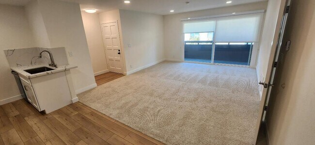 Building Photo - 2511 W Sunflower Ave