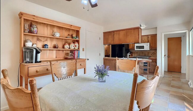 Building Photo - Huge room in a large shared home, private bathroom, great neighborhood, friendly roommates!