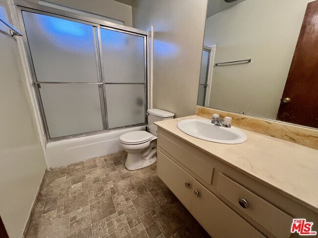 Building Photo - 1261 Granville Ave