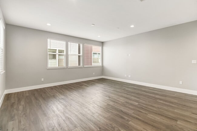 Building Photo - Stunning Alkali Flat Residence: Half Month Free With Move-In by 02/01/2026