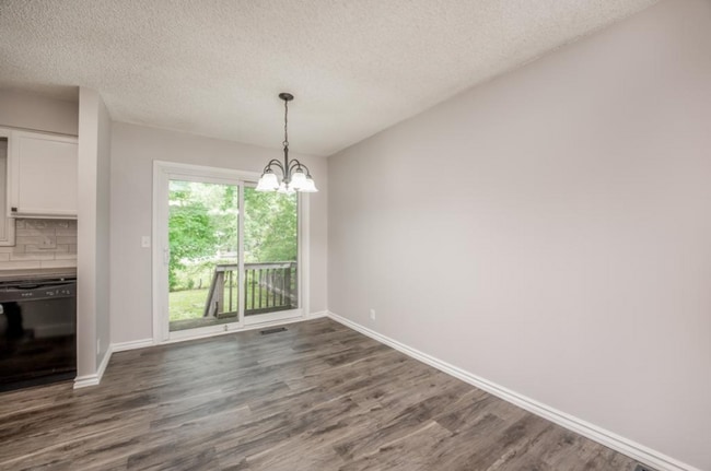 Building Photo - Cute 3 bedroom house near shopping, restau...