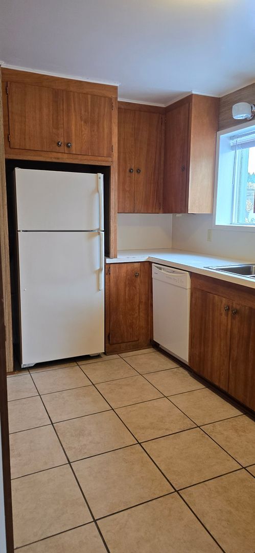 Building Photo - 2 Bedroom up stairs apartment