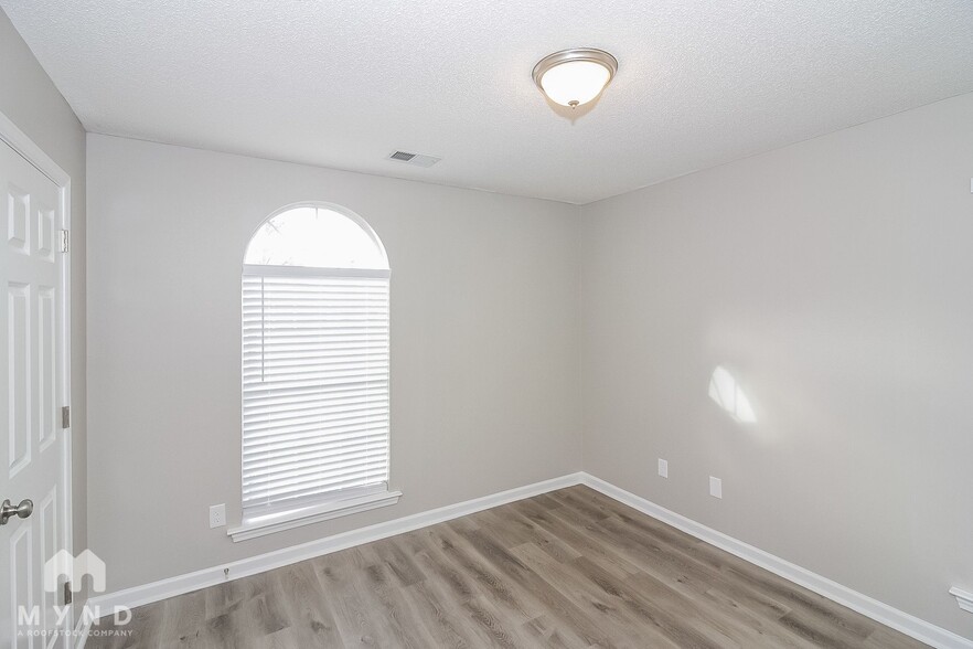 Building Photo - 10374 Cottage Oaks Dr