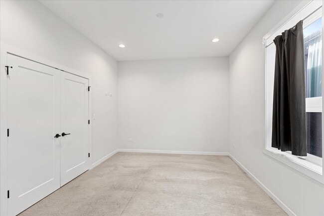 Building Photo - 5201 S Wabash Ave