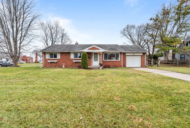 Building Photo - 5525 Sunnyside Dr