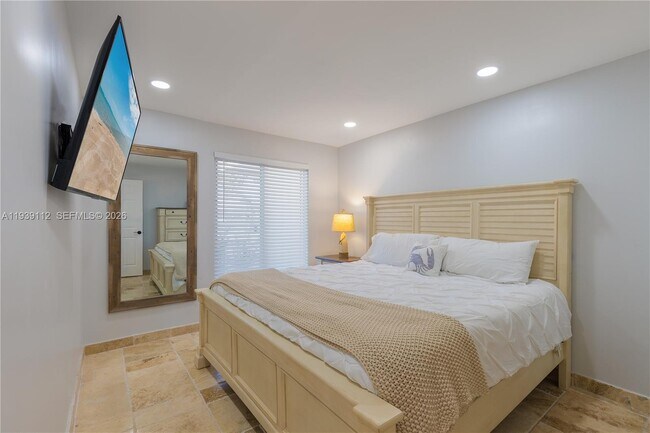 Building Photo - 3010 NE 58th St