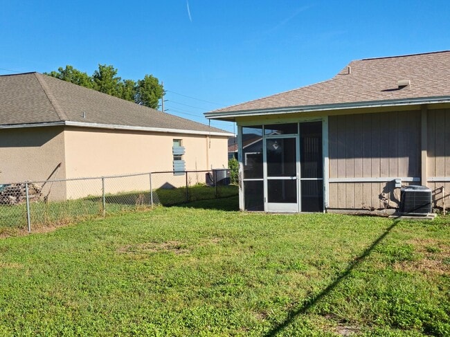 Building Photo - Very Cozy 2 Bedroom 1 Bath with Water incl...