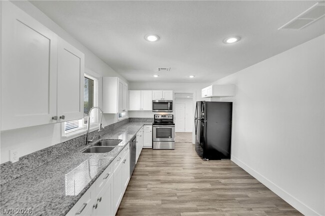 Building Photo - 1050 E Hassett Ave