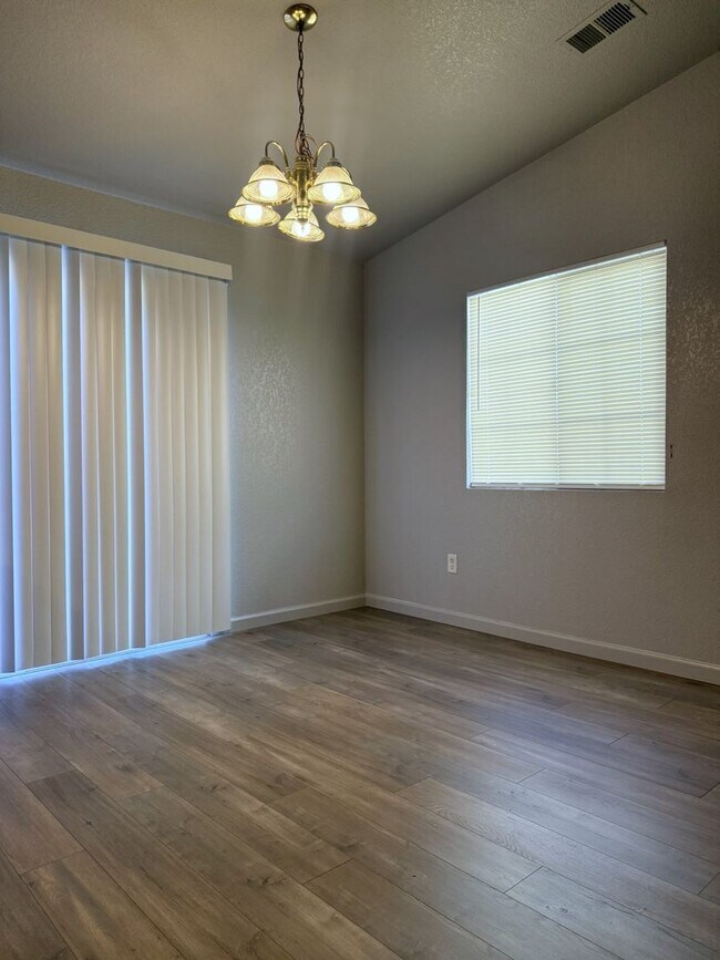 Building Photo - 4/2 with open floor plan Available NOW!!