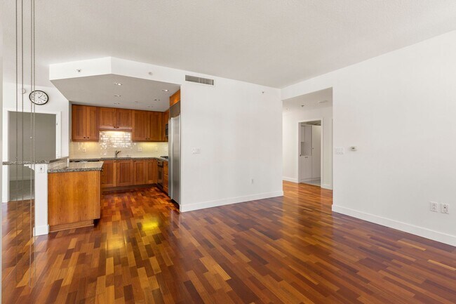 Building Photo - Stunning Marina District 2 Bedroom + a Lof...