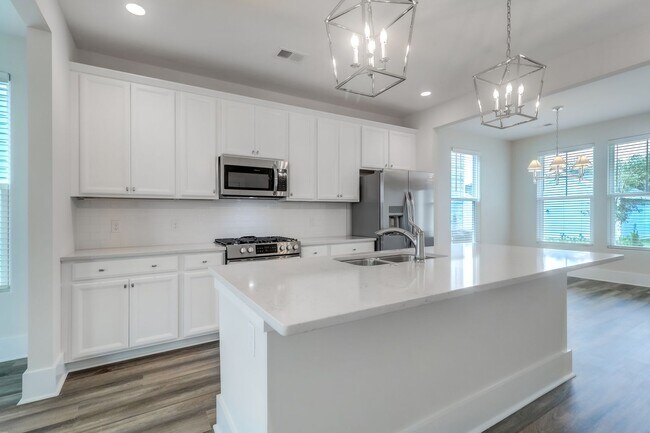 Building Photo - Beautifully Maintained 3 Bedroom, 2.5 Bath...
