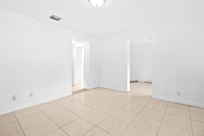 Building Photo - Spacious 3BR/1BA Single-Family Home – Cent...