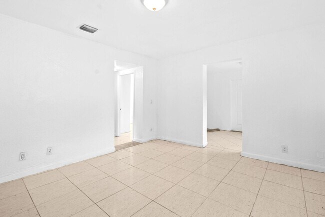 Building Photo - Spacious 3BR/1BA Single-Family Home – Central Miami