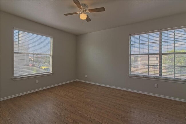 Building Photo - 2211 Creekside Ln