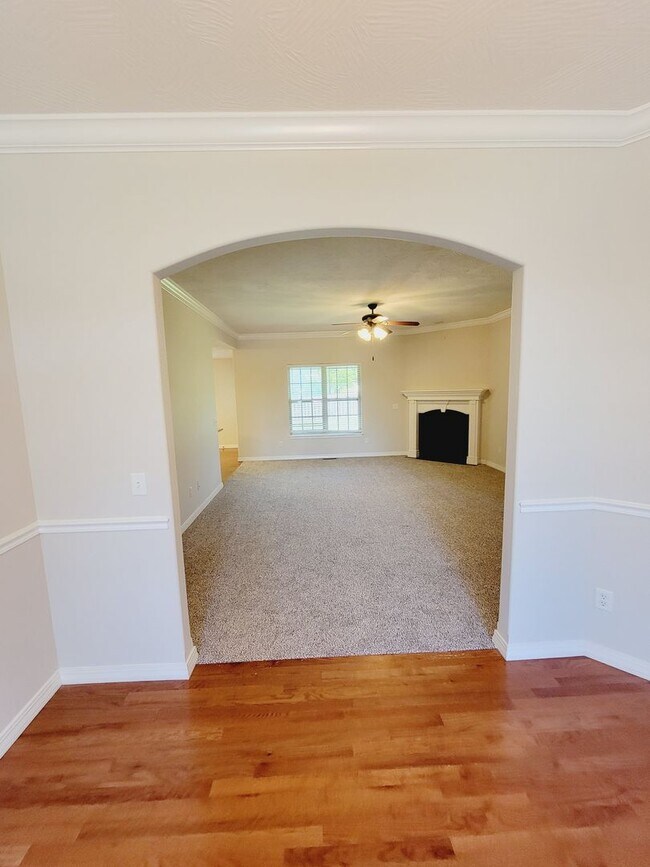 Building Photo - Prairie View Estates,  4 BR - 3 Car Garage...