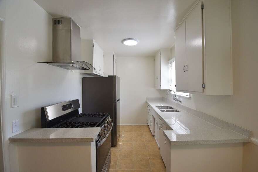 Building Photo - 1212 N Hollywood Way