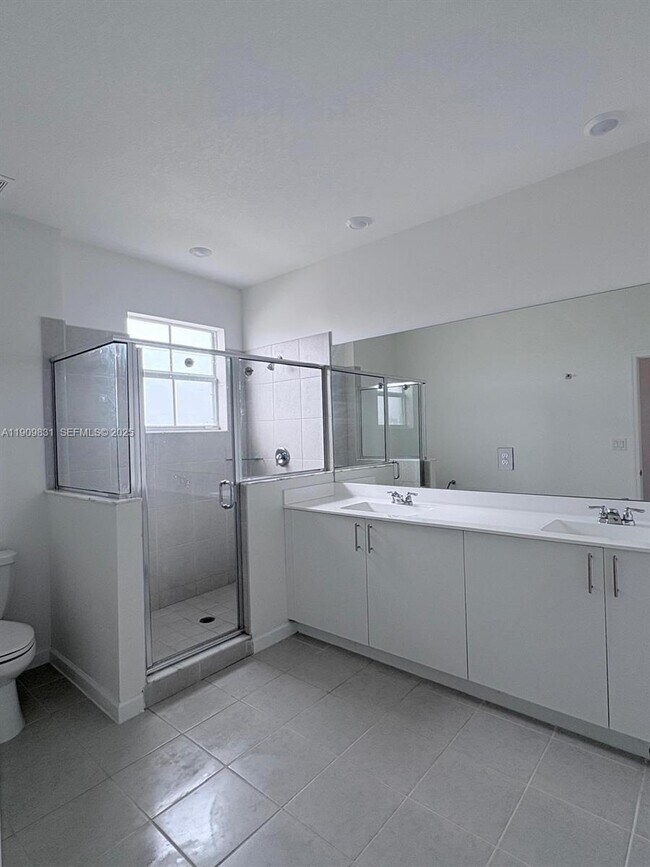 Building Photo - 2490 SE 29th St