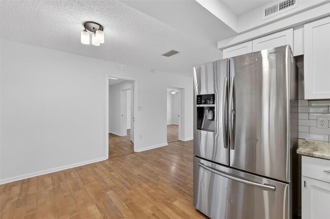 Building Photo - 423 E 10th Ave