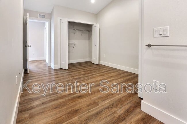 Building Photo - 2066 Roselawn St