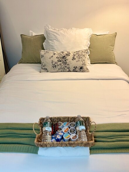 Building Photo - 256 Aqueduct Rd