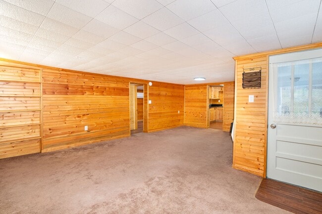 Building Photo - 2 Bedroom 1 Bath Home on E Fork off 441 S.  $1300 a month with a year-long lease