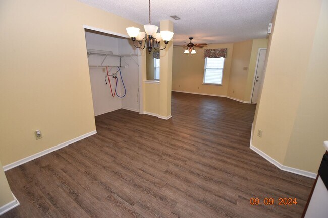 Building Photo - 3 Bedroom, 2 Full Bath Home in Greenfield