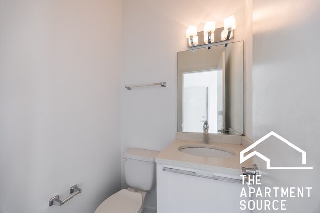 Building Photo - 2700 W North Ave